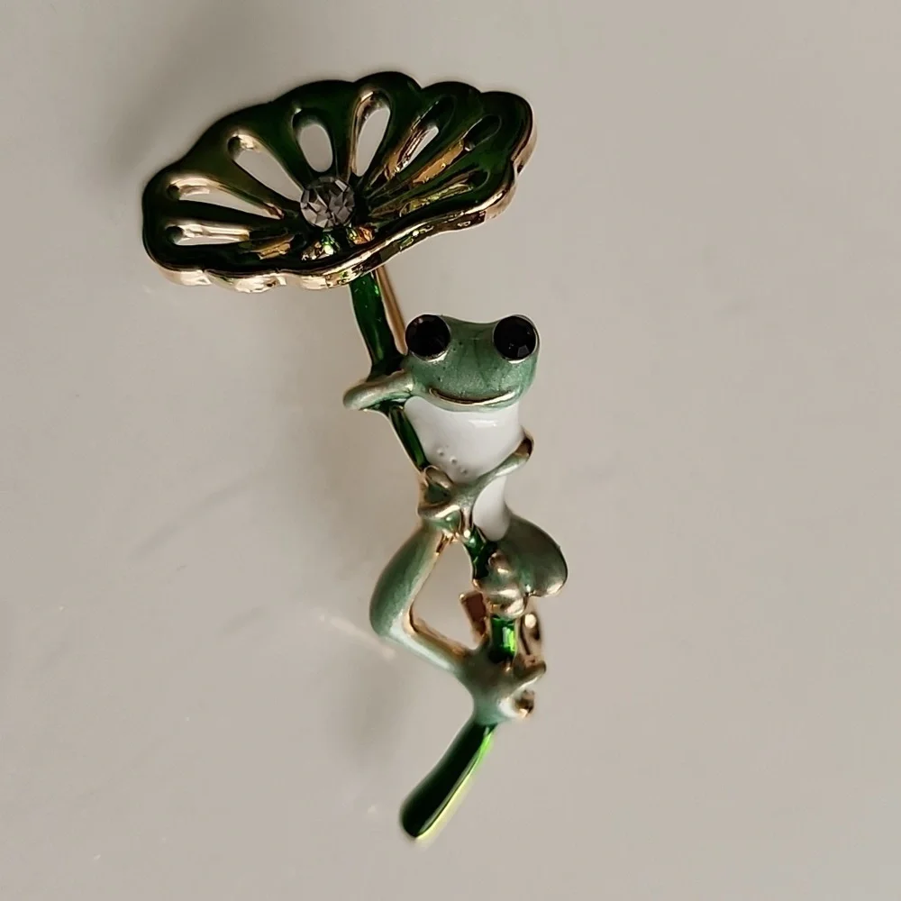 Tree Frog Gripping Lily pad Brooch quality Enamel Simulated gem